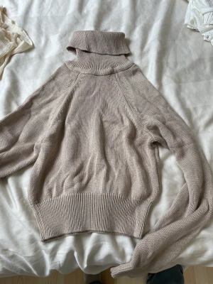 Oanvänd Stivkad Tröja - Stickad tröja från NAKD, aldrig använd. Säljs inte längre. Nypris ca 300