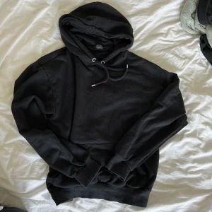 Svart hoodie - Svart hoodie från Monki 