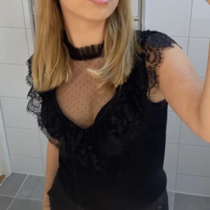 Topp/blus - Världens sötaste topp, knappt använd. Hör av er för fler bilder💕