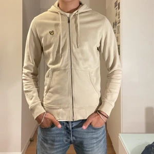 Zip hoodie  - Detta är en ganska så tunn zip hoodie som är väldigt skön. Skick 5/10