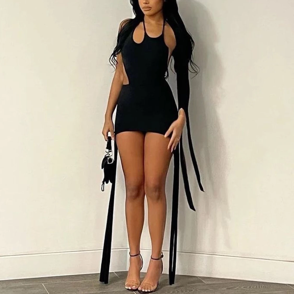 Svart miniklänning med detaljer