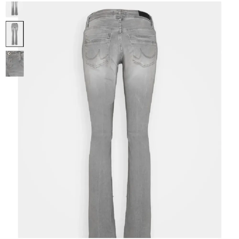 Jätte snygga och slutsålda lågmidjade gråa jeans i modellen valerie. Osäker på om jag vill sälja men kollar intresset och de är för långa på mig som är typ 164🥰 Har tyvärr inga fler egna bilder men kan fixa bilder på själva jeansen om de önskas!💕💕. Jeans & Byxor.