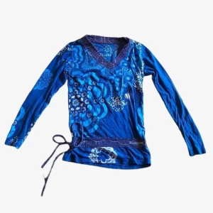 Blå desigual topp - Säljer då den är för liten, bra skick - priset går att diskutera! 