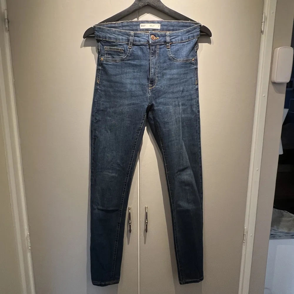 Ett par mörkblå skinnyjeans. En lite defekt förekommer (bild 3) Stl M. Jeans & Byxor.