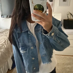 Jeansjacka  - Snygg jeansjacka(  lite oversized) från Gina tricot som har används 3 ggr. Skriv om intresse! Köparen står för frakt men jag kan mötas i centrala Göteborg annars! 
