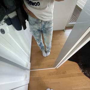 Säljer dessa unika o super snygga Levis jeans!! Skriv ok mer bilder eller frågor✨