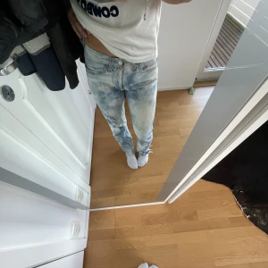 Jeans  - Säljer dessa unika o super snygga Levis jeans!! Skriv ok mer bilder eller frågor✨
