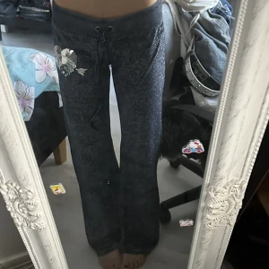 Victoria’s Secrets pink byxor  - Låg midjan och lappen är kvar. Mammas gamla längden passa bra på mig som är 169. 