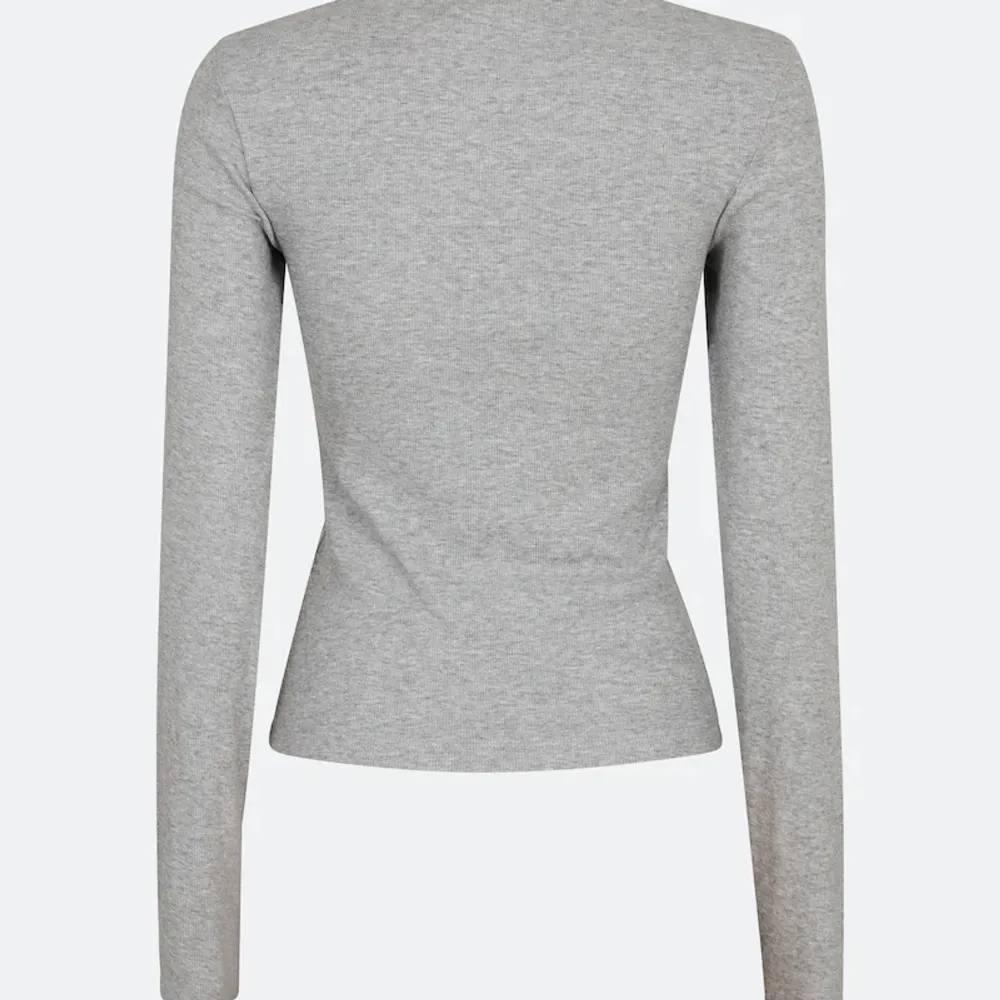 Superfin grå Långärmad tröja från bikbok i xs💕 jättebra skick, använd typ 3 gånger💕 skriv för mer bilder💗. Toppar.