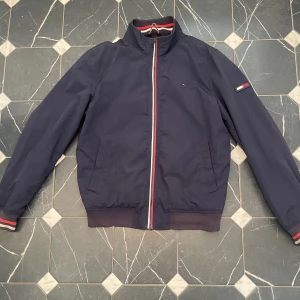 Tommy Hilfiger jacka  - En snygg vårjacka från Tommy Hilfiger. Kan skicka fler bilder om ni vill ha. 