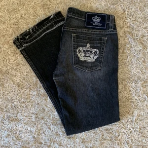 Victoria Beckham jeans - Skitsnygga jeans bara för stora och lite för korta för mig🥲Innerbenslängd:68cm midja:40*2cm hel längd:91cm jag har sytt ner dom så ätt dom ska bli lite längre men annars i toppskick! Dom är bootcut och lågmidjade💕