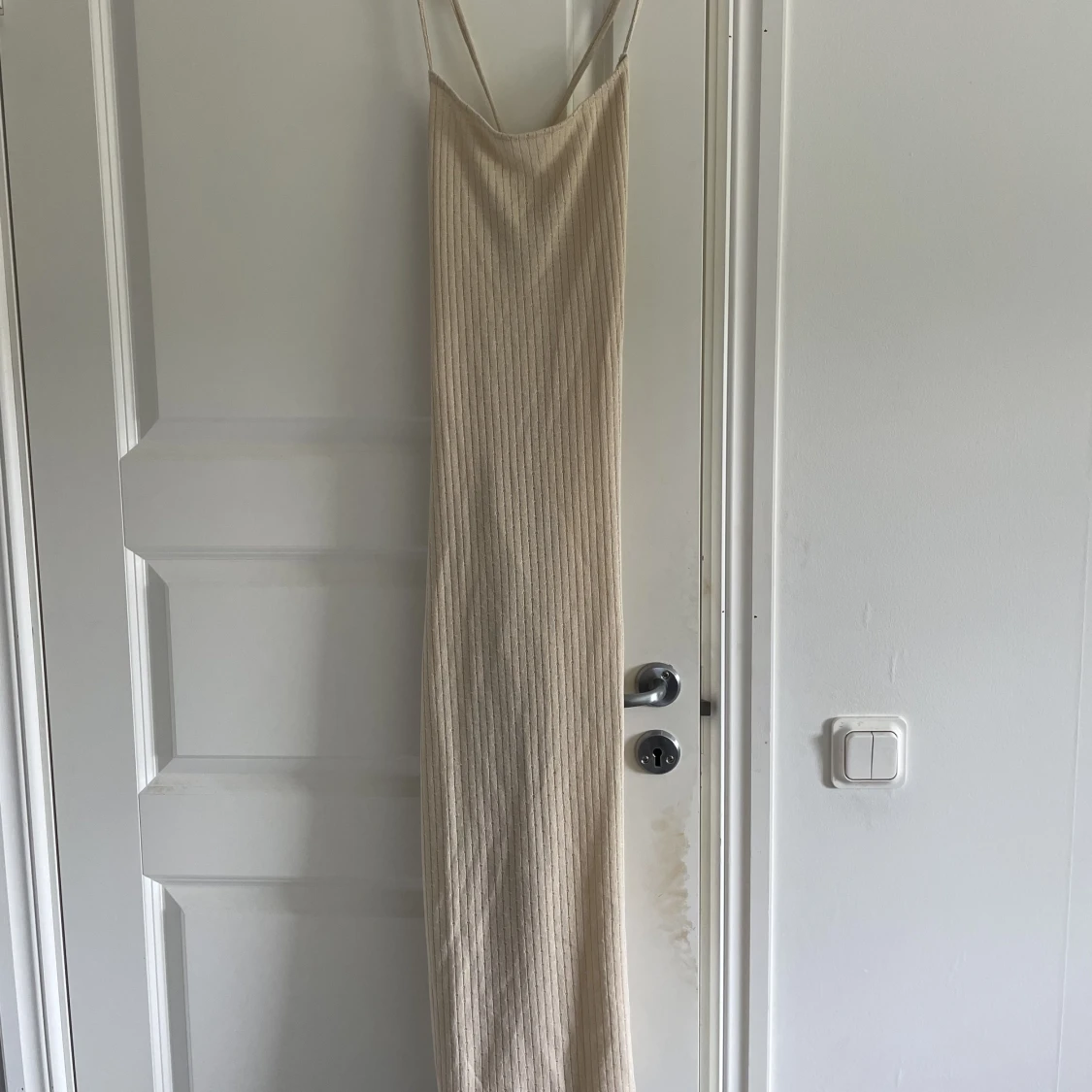 NA-KD beige klänning  - 91