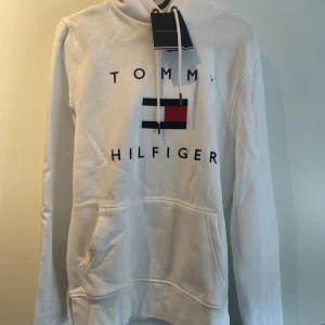 Tommy Hilfiger - Säljer min helt oanvända Tommy Hilfiger tröja. Säljer för den är för liten.