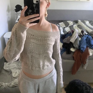 Stickad off shoulder tröja - En tunnare stickad off shoulder tröja, jätte fin nu till hösten.