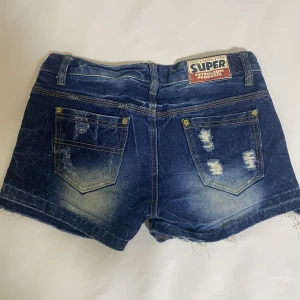 Low waist shorts - Intressekoll på mina shorts som jag köpte utomlands för 300 kr. Dom är low wais i storlek s, skulle gissa på att de är ungefär 30/32 i storlek! Superfina men har inte kommit till användning då som sitter lite för tajt på mig, skriv för fler bilder💞
