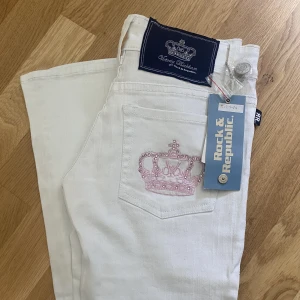 Victoria Beckham Jeans  - Oanvända Victoria Beckham jeans i flare/ bootcut modell, rosa kronor med diamanter på bakfickorna🩷 W27 🩷 finns ett par blå också på min profil ❤️