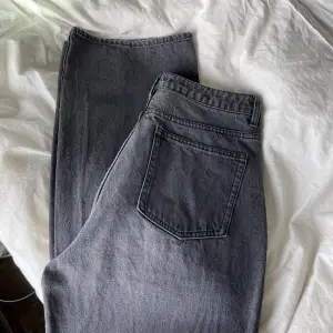 Gråa jeans (innan svarta) från H&M i storlek 40. Högmidjade och vida ben/ raka ben. Fint skick. Passar tyvärr inte mig längre så svårt att få till en bild på