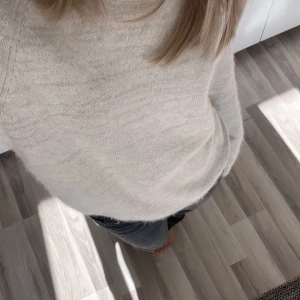 Stockho LM tröja  - En superfin och gullig stickad tröja från Stockho LM med lite glitter i😍säljer pågrund av att den bara ligger i min garderob och inte används längre💕är storlek M men passar mig som har s 😙använd gärna köp nu💗