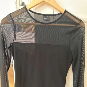 Tröja  - Tunn tröja med genomskinligt tyg vid halsen och i armarna, aldrig använd 