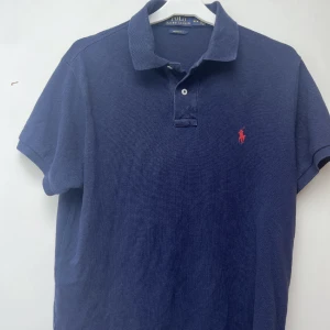 Ralph Lauren Polo - Mörkblå Ralph lauren polo piké i mycket bra skick. Perfekt för sommaren ☀️