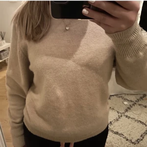 Stickad tröja  - En fin stickad tröja som knappt är använd så i fint skick🤍