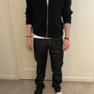 Mörkblåa jeans  - Jeans med cool detalj bak. 