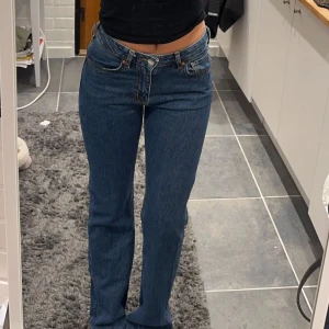 Lågmidjade jeans - Fina Lågmidjade jeans från bikbok🙌🏼 Bra i längd för mig som e 165, insida ben 81cm. Aldrig använda så i bra skick, stl 24/32, nypris 699, köparen står för frakten