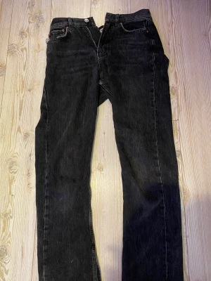 Jeans! - Jeans från Gina! Väldigt sparsamt använda och i nyskick! Storlek 34 och lite för korta för mig som är 165! Kom privat för mer info och bilder! Tryck en på köp nu💞❣️ 