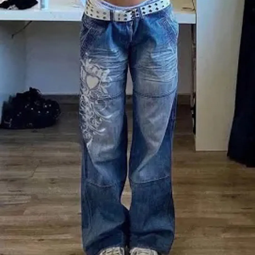 Ascoola jeans med snyggt tryck på ena benet, storlek s, skulle säga att de passar xs/s. 💓 inga defekter och säljer billigt. LÅNADE BILDER!! skriv för fler! . Jeans & Byxor.
