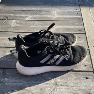 Adidas skor - Supersköna adidas skor i gott skick. De är lätta och har inga tecken på användning förutom lite slitage i hälarna. 