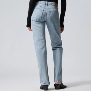 Weekday arrow low jeans med längre benlängd!💙 - Säljer dessa low waist jeansen från weekday då de är för små för mig, alltså är de helt oanvända. För att få en klar bild av jeansens färg hänvisar jag dig till första bilden då mina egna bilder är tagna i ett mörkare ljus!💙 (FRAKT INGÅR EJ)