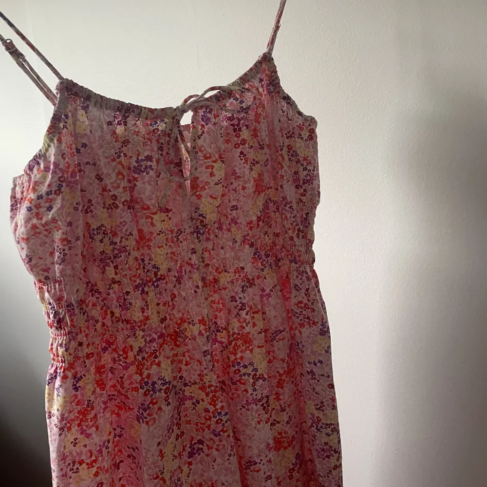 Blommig klänning från H&M 🌷. Klänningar.
