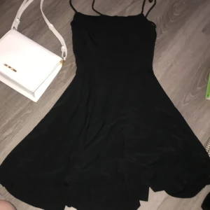 Bikbok klänning  - One of my favorite dresses I bought from BikBok and wore a lot! It’s light, comfortable and has a very pretty back-strap design. I no longer seem to wear it as I have other dresses so I’m excited to give it away! 