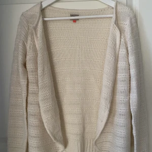 Vit/beige kofta - En vit/beige kofta köpt second hand. Passar tyvärr inte mig så säljer den. Koftan är i jätte fint skick. Vid frågor är det bara att skriva