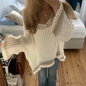 Stickad tröja - Jättefin och unik stickad tröja! Värd 550kr och oanvänd. Gjord i Italien av April Vintage💛