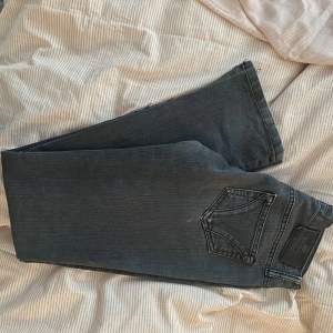 Supersnygga lowwaist flared jeans som är köpta sexondhand med märket gina tricot!!! Tyvärr kommer dessa inte till användning pch därför säljer jag vid bra pris!❤️ Har tyvärr inga bilder med dem på då de är lite för små.. skulle säga att de är 32/34 .❤️