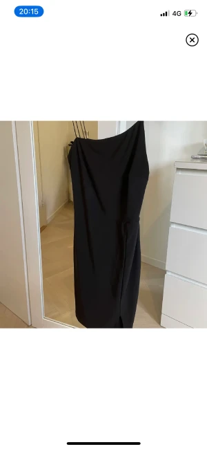 Elegant klänning  - några få gånger så väldigt fint skick. Storlek M men skulle säga mer som en XS/S. Passar mig som annars har XS/S