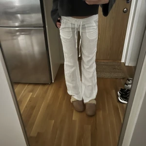 Lågmidjade linnebyxor från Chelsea - Helt oanvända lågmidjade vita linnebyxor från Chelsea. Nypris var 500kr.