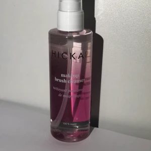 Hickap makeup brush cleanser  - Hickaps borstrengöring. Säljer då jag har en till. Helt oöppnad förpackning. Nypris är 159kr. Köpare står för frakt, föredrar val av early bird men båda funkar.
