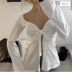 Blus Designbysi  - Pgr av oseriösa köpare på förra annonsen så länger jag ut tröjan för 380kr+ frakt 💓 först till kvarn gäller! Tryck gärna på köp direkt 💕