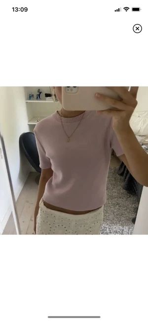 Stickad T-shirt  - Säljer min fina stickade T-shirt. Bilderna är lånade men den är exakt likadan🥰. Passar xs och s. 