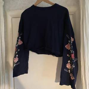 Jättecool långärmad tröja från H&M med blomdetaljer på ärmarna, storlek S🤍 Tryck gärna på köp nu🤍