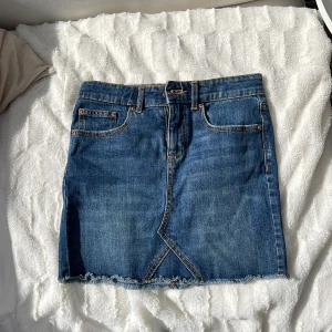 Jeanskjol - Jeanskjol i väldigt liten storlek från lager 157. Säljer då den är för liten🤍