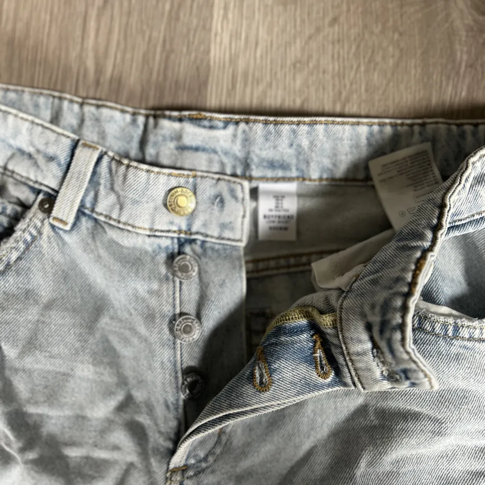 Supersnygga håliga jeans i Boyfriend modell! Endast använda 1 gång 🩷 GRATIS frakt via köp nu, i 14 dagar . Jeans & Byxor.