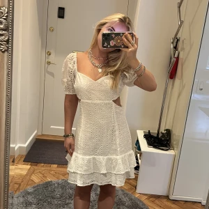 Volangklänning - Sååå fin volangklänning med prislapp kvar!!! 💕💘💕