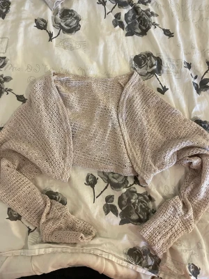 fin kofta - säljer dena beige kofta från shein i storlek s