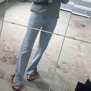 Älskar dessa jeans men tyvärr har dem blivit för stora på mig. Köpt på ASOS. Är 175cm lång och dem är lite långa på mig. 