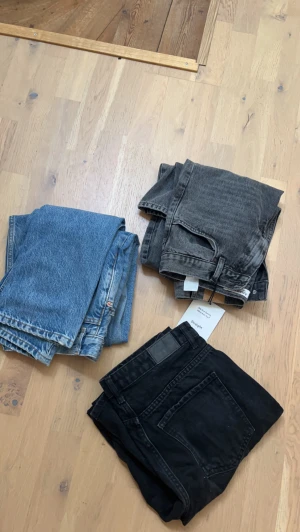 Jeans  - Säljer dessa tre par då två av dom aldrig kommit till användning och ett av de råkade jag köpa i fel storlek☺️