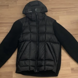 CP Company - Tja Lägger ut denna jackan nu när kylan börjar komma. En tjock cardigan jacka i storlek 50, vilket motsvarar M. Givetvis äkta och är köpt av en annan här på plick. Hör av er vid intresse och funderingar. Nypris cirka 7000kr