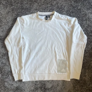 Vit ”Adidas” Crewneck - Vit Adidias Crewneck. Storlek S. Knappt använd, inga märken/hål/smuts och kvaliten är väldigt bra. Kunden betalar frakten 😚.